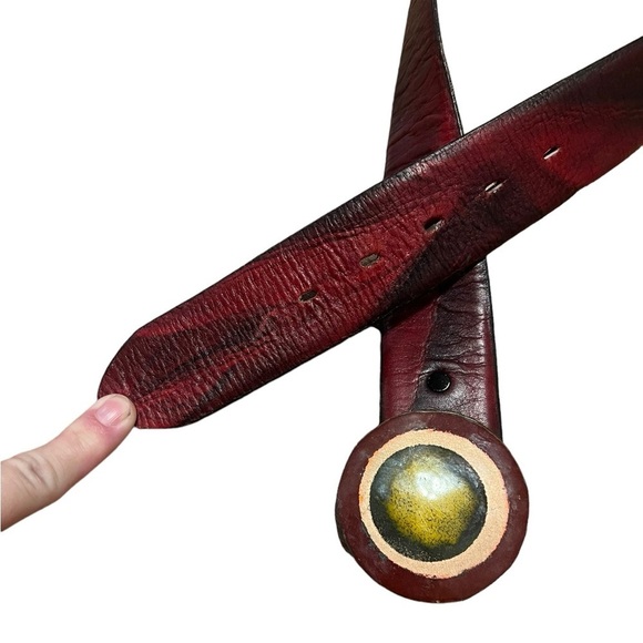 Belt red top grain cowhide leather with round metal buckle art to wear - Picture 2 of 7